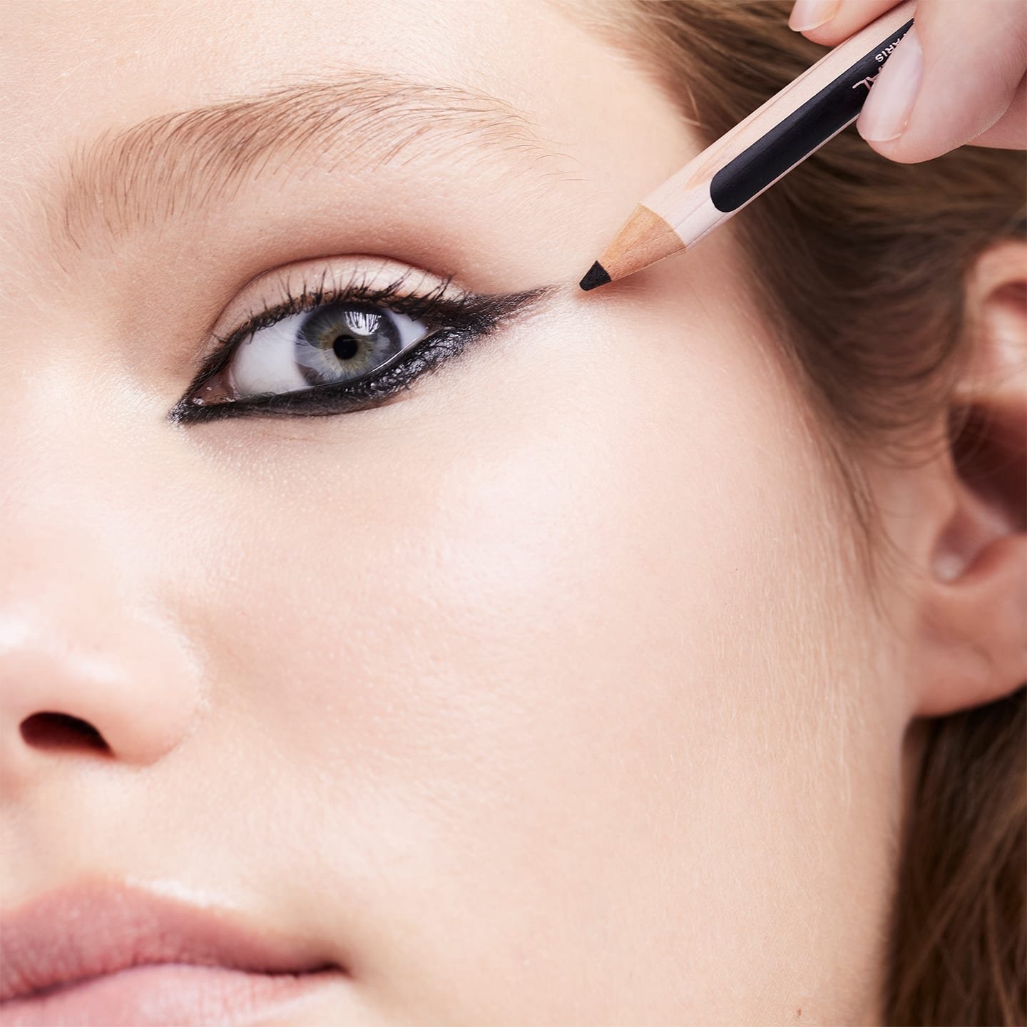 Frau trägt Superliner Le Khol 101 Midnight Black auf